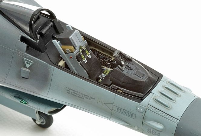 Main Image Tamiya 1:72 - F-16CJ Block 50 (60786)